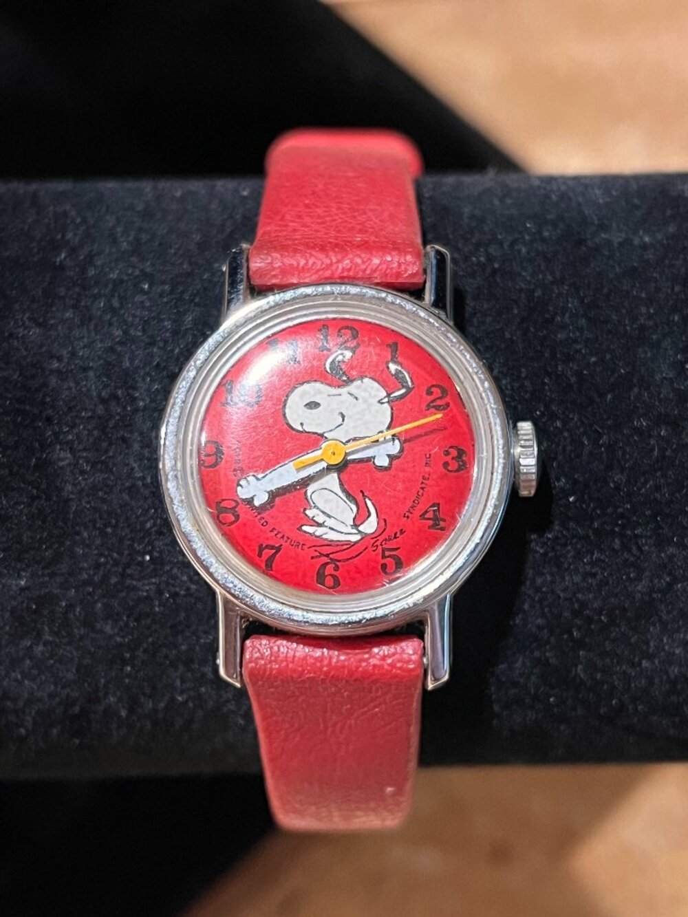 Vintage 1970s Snoopy Wind-Up Watch Red Dial Moving Arms United Feature Runs